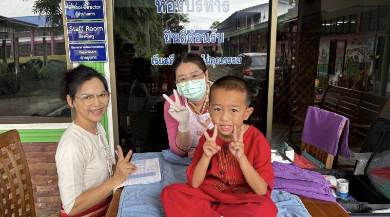 ตรวจสุขภาพช่องปากและเคลือบฟลูออไรด์ในเด็กนักเรียน